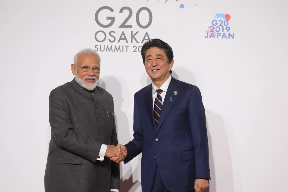 Thủ tướng Ấn Độ Narendra Modi (trái) và Thủ tướng Nhật Bản Shinzo Abe (phải) trong cuộc gặp tại Osaka, Nhật Bản, ngày 28/6/2019. (Ảnh: AFP/TTXVN)