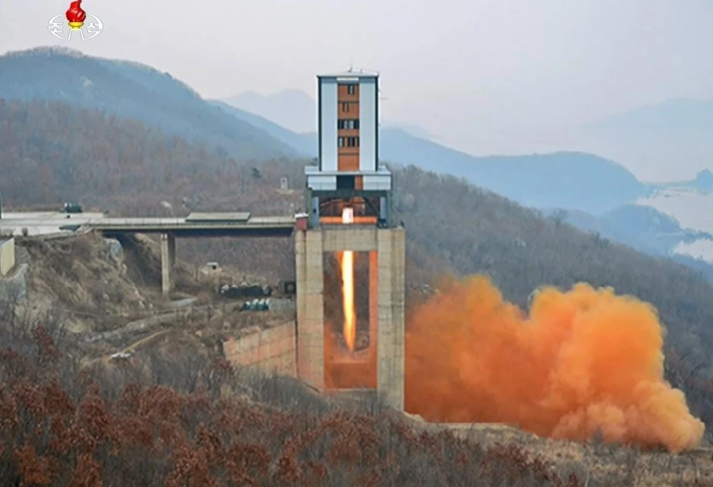Một vụ thử động cơ tên lửa lực đẩy lớn của Triều Tiên tại bãi phóng vệ tinh Sohae ở tỉnh Bắc Pyongan tháng 3/2017. (Ảnh: YONHAP/TTXVN)