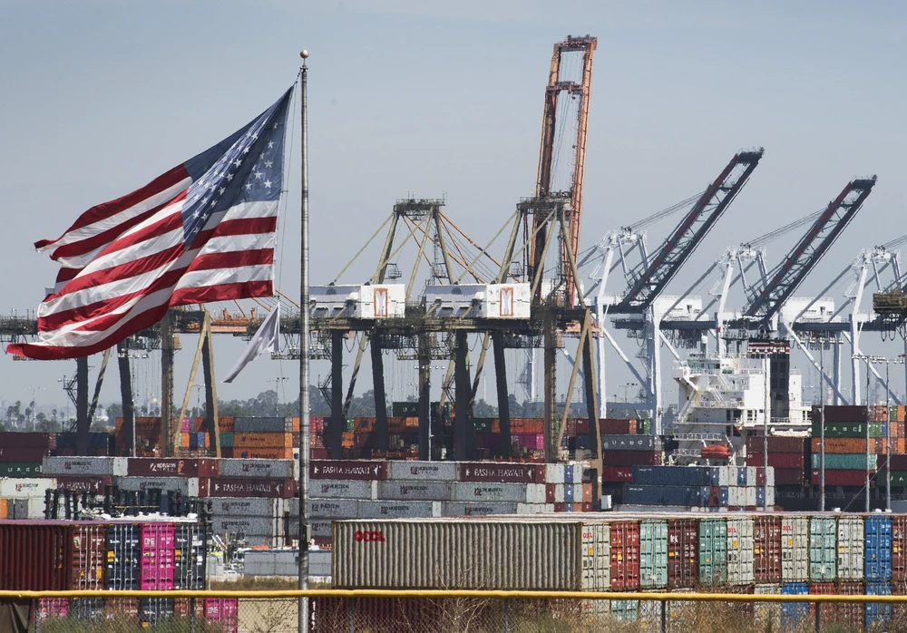 Hàng hóa từ Trung Quốc và các nước châu Á được bốc dỡ tại cảng Long Beach, California, Mỹ, ngày 14/9/2019. (Ảnh: AFP/TTXVN)