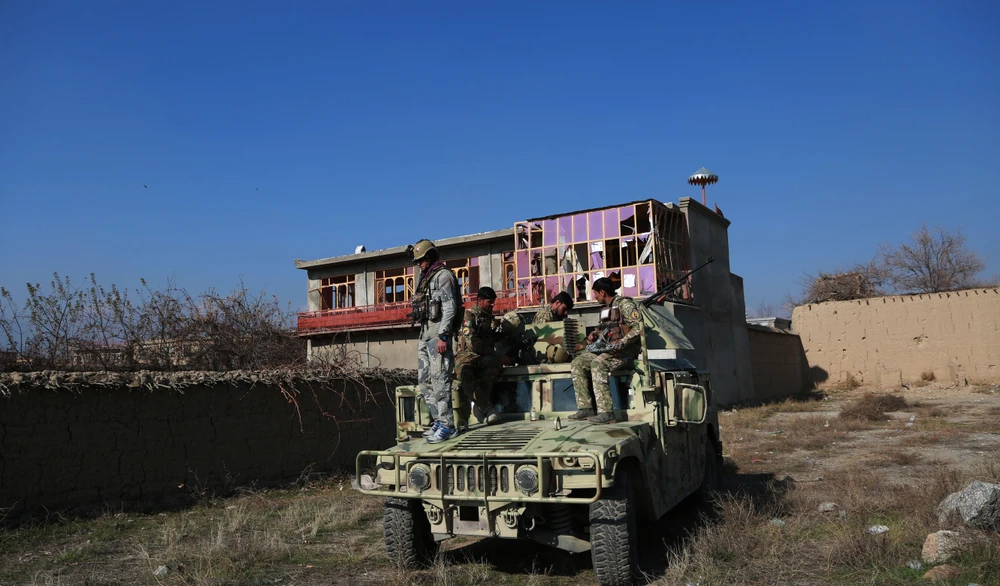 Lực lượng an ninh Afghanistan được triển khai tới hiện trường vụ đánh bom nhằm vào căn cứ quân sự Bagram của Mỹ ở tỉnh Parwan, miền Đông Afghanistan, ngày 11/12/2019. (Ảnh: THX/TTXVN)