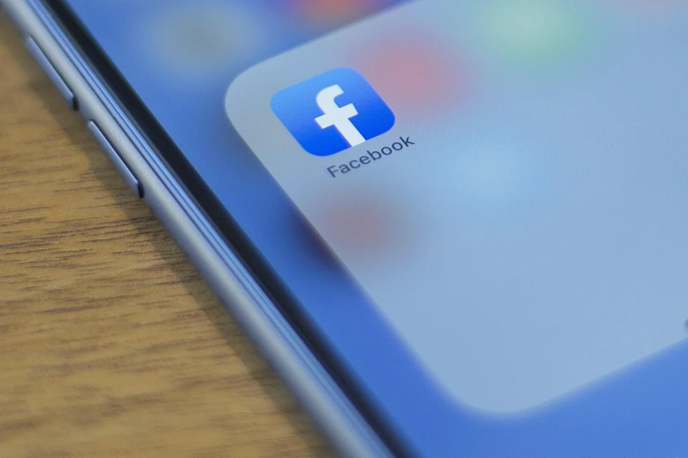 Biểu tượng Facebook trên màn hình điện thoại. (Ảnh: AFP/TTXVN)