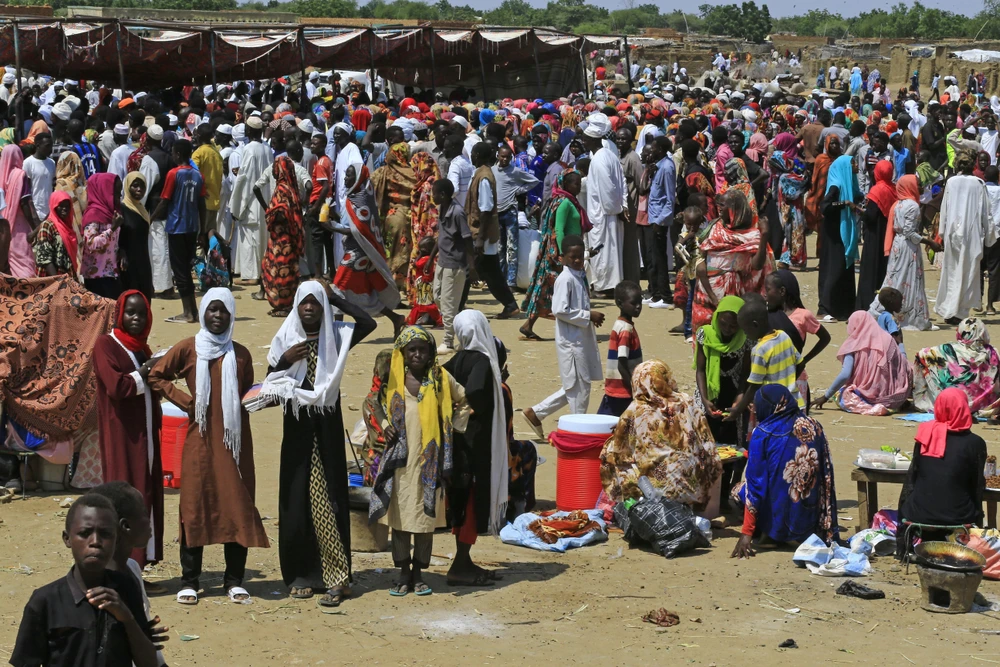 Người tị nạn xếp hàng nhận lương thực cứu trợ tại bang Darfur, Sudan ngày 9/10/2019. (Ảnh: AFP/TTXN)