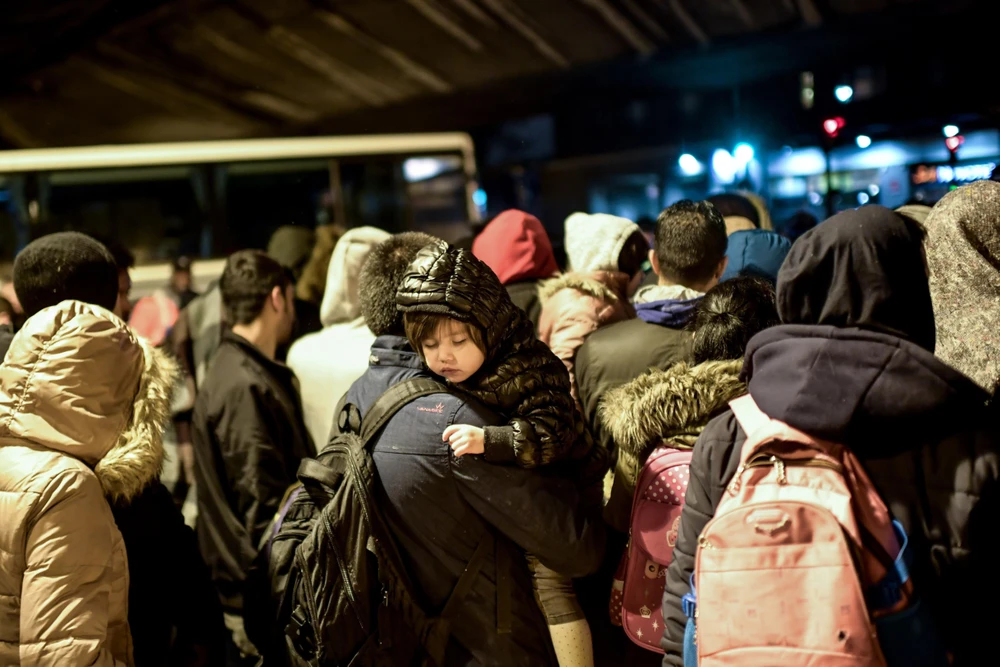 Người di cư được sơ tán khỏi một trại tị nạn ở Paris, Pháp ngày 7/11/2019. (Ảnh: AFP/TTXVN)