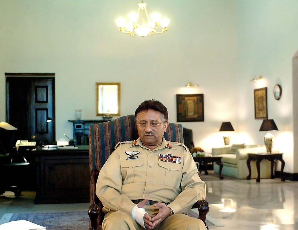 Ông Pervez Musharraf, khi đang đương chức Tổng thống Pakistan, tại một buổi phỏng vấn báo chí ở Rawalpindi ngày 12/6/2004. (Ảnh: AFP/TTXVN)