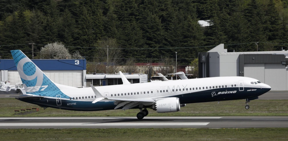 Máy bay Boeing 737 MAX 9 hạ cánh tại nhà máy của Boeing ở Seattle, Washington, Mỹ. (Ảnh: AFP/TTXVN)