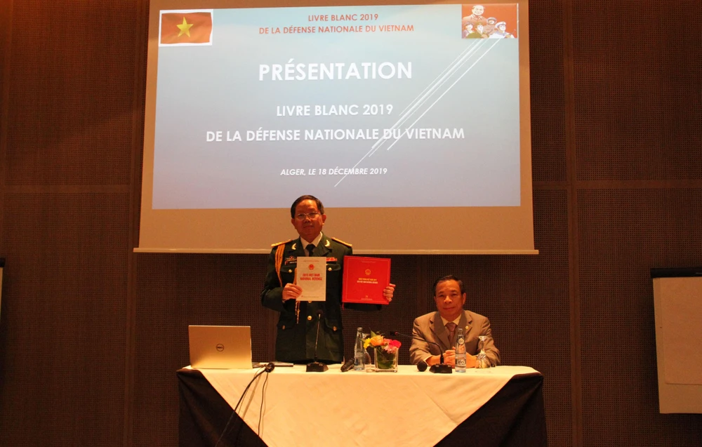 Đại tá Dương Đức Thuận, Tùy viên Quân sự Việt Nam tại Algeria giới thiệu Sách trắng Quốc phòng Việt Nam 2019. (Ảnh: Tấn Đạt/TTXVN)