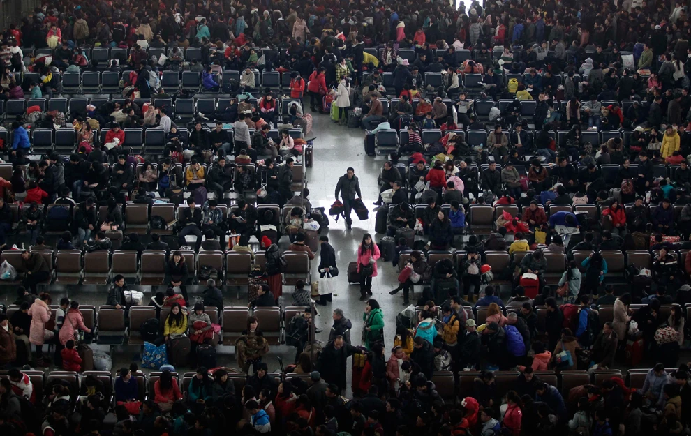 Người dân Trung Quốc chờ đợi tại nhà ga Wuchang ở Vũ Hán để về quê ăn Tết Nguyên đán. (Nguồn: Reuters)