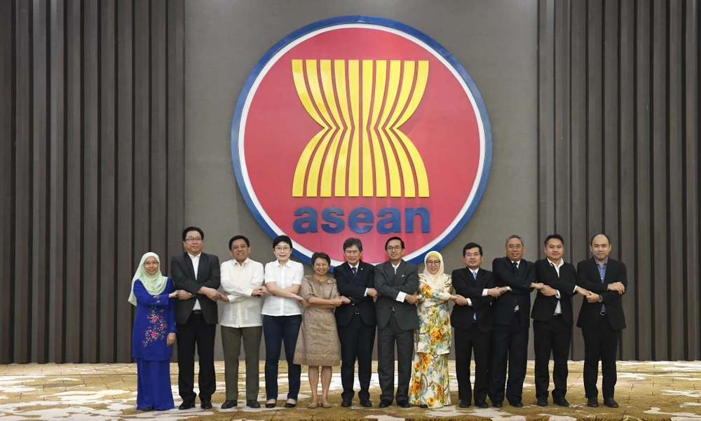Các thành viên Đại diện thường trực tại ASEAN. (Ảnh : Hữu Chiến/TTXVN) 