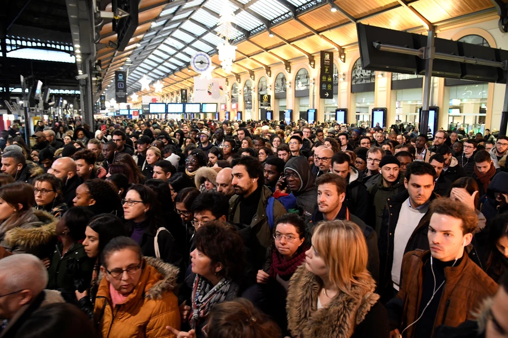 Cảnh hành khách chờ tàu tại nhà ga Gare Saint-Lazare ở thủ đô Paris, Pháp, sau khi nhiều chuyến tàu bị hủy do đình công của ngành vận tải ngày 16/12/2019. (Ảnh: AFP/TTXVN)