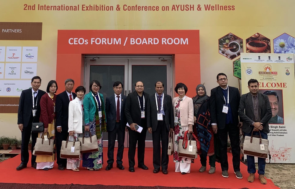 Đoàn Việt Nam tham dự Hội chợ và Hội nghị về y học cổ truyền International AROGYA 2019 tại Varanasi, Ấn Độ. (Ảnh: Huy Lê/Vietnam+)