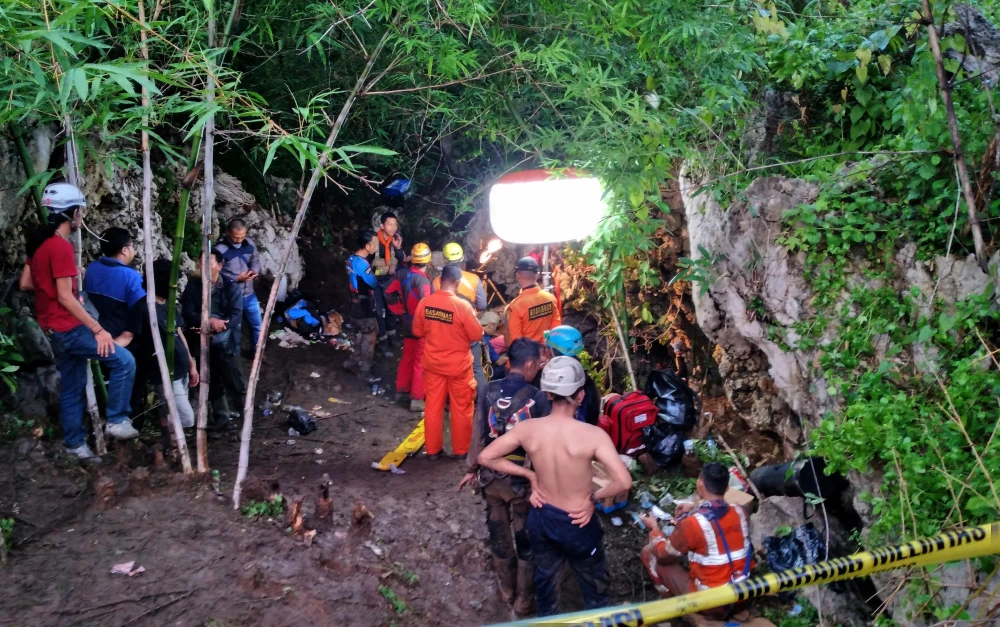 Lực lượng cứu hộ tìm kiếm nạn nhân tại hiện trường vụ tai nạn ở Karawang, Tây Java, Indonesia, ngày 23/12/2019. (Ảnh: AFP/TTXVN)