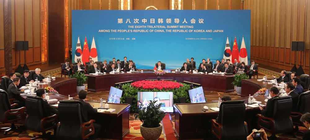 Toàn cảnh cuộc hội đàm ba bên giữa Thủ tướng Trung Quốc Lý Khắc Cường, Thủ tướng Nhật Bản Shinzo Abe và Tổng thống Hàn Quốc Moon Jae-in tại Thành Đô, Trung Quốc, ngày 24/12/2019. (Ảnh: Yonhap/TTXVN)