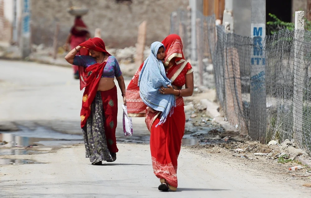 Người dân đi bộ dưới tiết trời nắng nóng ở Churu, bang Rajasthan, Ấn Độ ngày 4/6/2019. (Ảnh: AFP/TTXVN)
