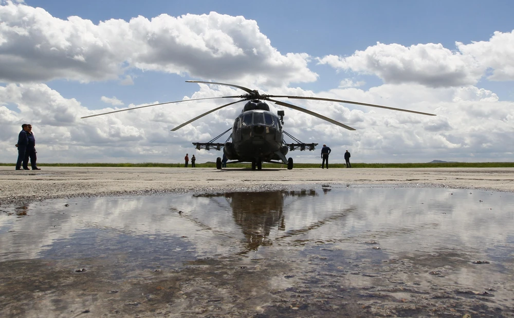 Một máy bay trực thăng Mi-8 hạ cánh xuống sân bay Karaganda, Kazakhstan. (Ảnh: AFP/TTXVN)