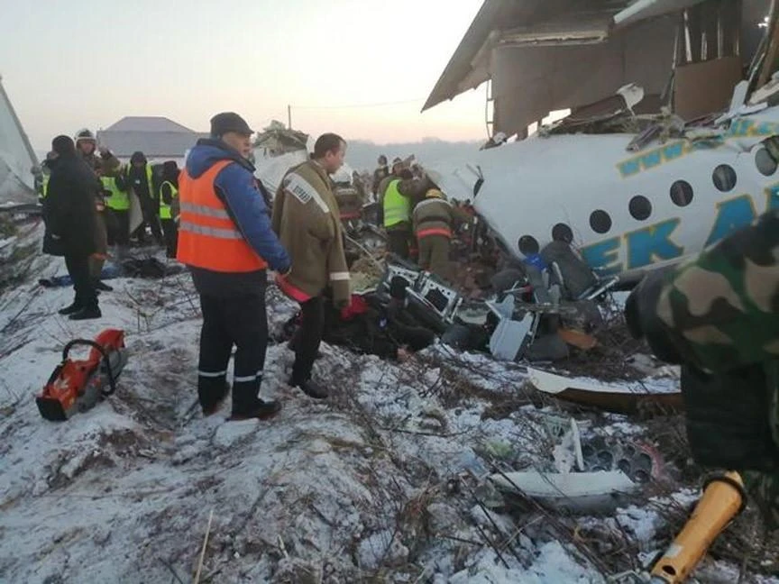 Nhân viên cứu hộ làm nhiệm vụ tại hiện trường vụ rơi máy bay tại Almaty, Kazakhstan, ngày 27/12. (Ảnh: Mirror/TTXVN)