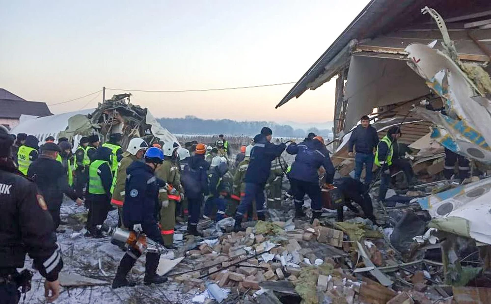 Nhân viên cứu hộ làm nhiệm vụ tại hiện trường vụ tai nạn máy bay của hãng Bek Air ngày 27/12. (Ảnh: AFP/TTXVN)