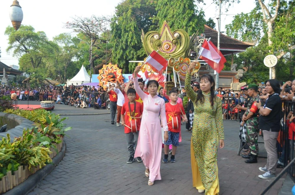 Áo dài Việt Nam tung bay trong Lễ hội đường phố Denpasar. (Ảnh: Minh Anh/Vietnam+)