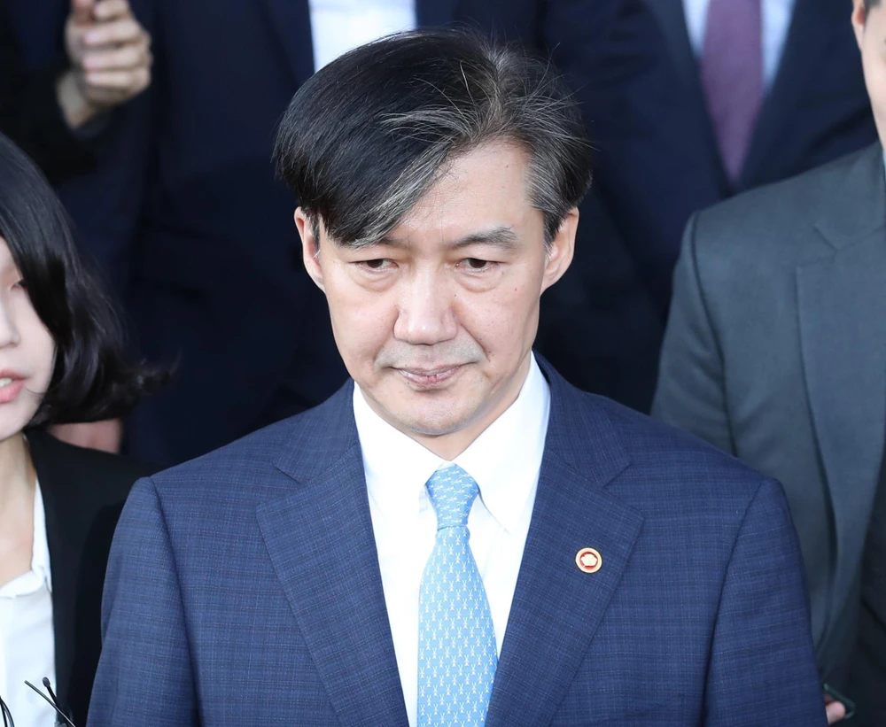 Cựu Bộ trưởng Tư pháp Cho Kuk rời khỏi văn phòng tại Gwacheon, phía nam Seoul ngày 14/10/2019. (Ảnh: YONHAP/TTXVN)