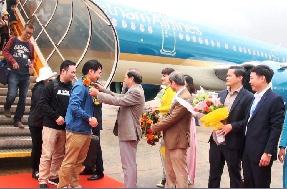 Các du khách đầu tiên đến Quảng Bình trong ngày đầu năm mới 2020 trên chuyến bay VN1400 của Hãng Hàng không Vietnam Airlines. (Ảnh: Võ Dung/TTXVN)