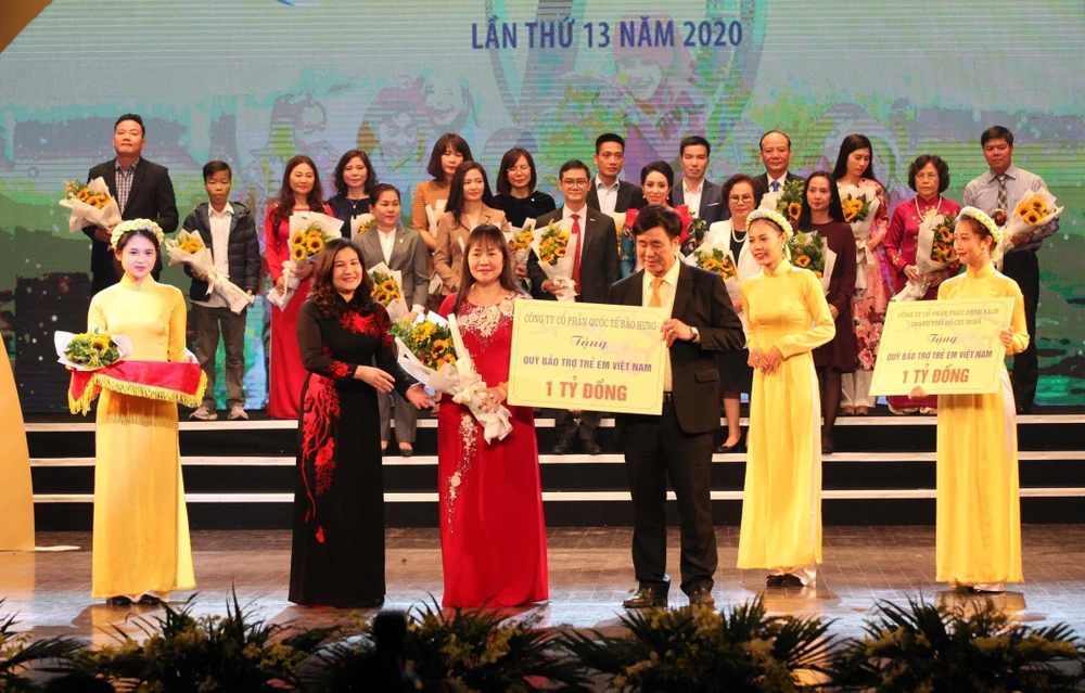 Các nhà tài trợ đóng góp cho Quỹ Bảo trợ trẻ em Việt Nam tại Chương trình. (Ảnh: Anh Tuấn/TTXVN)