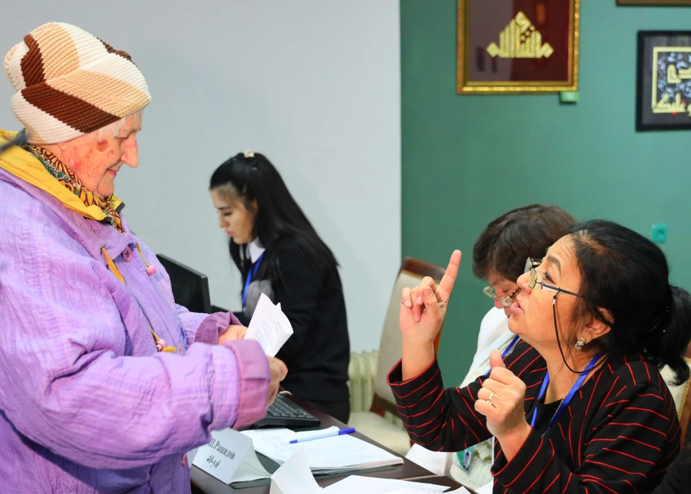 Cử tri bỏ phiếu trong cuộc bầu cử Quốc hội tại điểm bầu cử ở Tashkent, Uzbekistan, ngày 22/12/2019. (Ảnh: AFP/TTXVN)