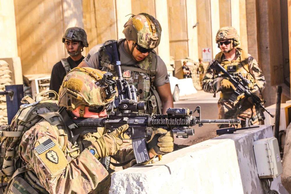 Binh sỹ Mỹ làm nhiệm vụ tại Đại sứ quán Mỹ ở Baghdad, Iraq ngày 31/12/2019. (Ảnh: AFP/ TTXVN)