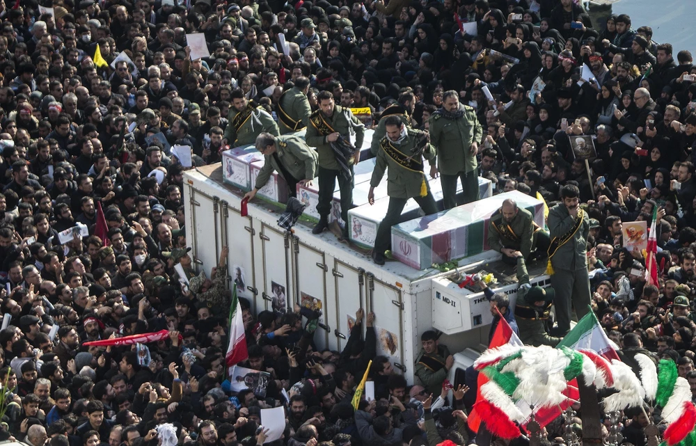Hàng chục nghìn người tham dự lễ tang Tướng Qassem Soleimani tại Tehran, Iran, ngày 6/1. (Ảnh: THX/TTXVN)