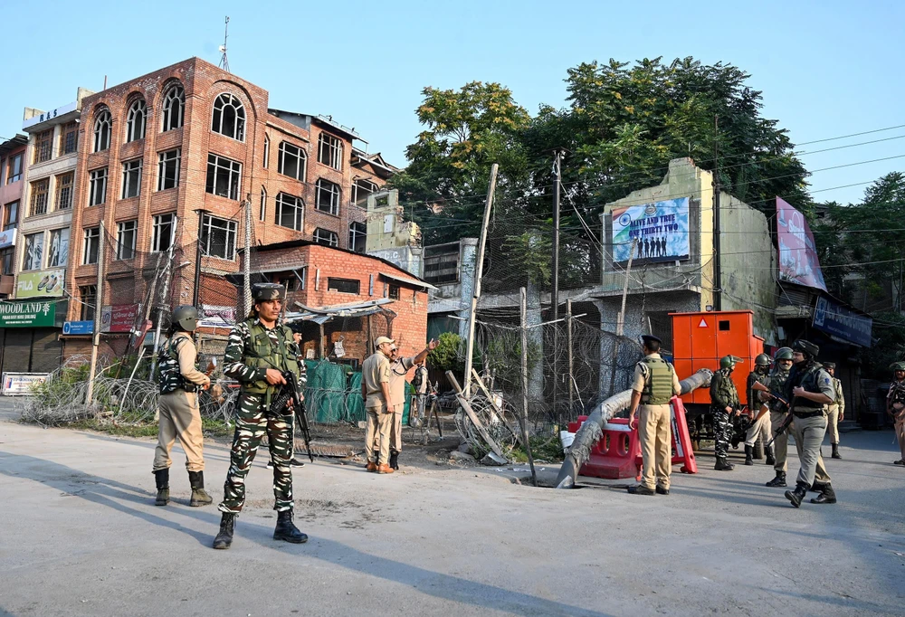 Binh sỹ bán quân sự Ấn Độ gác tại Srinagar. (Ảnh: AFP/ TTXVN)
