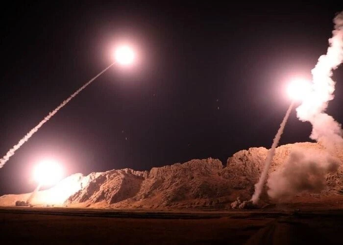 Tên lửa được phóng từ Iran nhằm vào các mục tiêu quân sự của Mỹ ở Iraq. (Ảnh: IRNA/TTXVN)