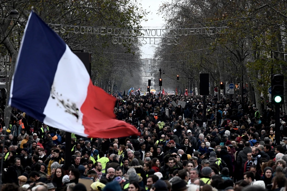 Người dân tham gia đình công phản đối kế hoạch cải cách chế độ hưu trí tại Paris, Pháp, ngày 17/12/2019. (Ảnh: AFP/TTXVN)