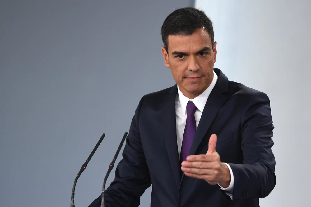 Thủ tướng Tây Ban Nha Pedro Sanchez phát biểu trong cuộc họp báo tại Madrid. (Ảnh: AFP/TTXVN)