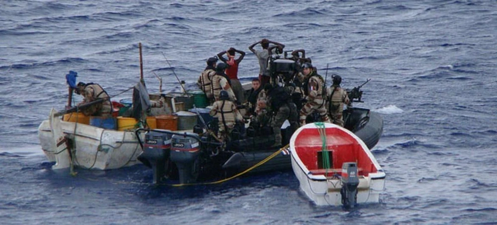 Lực lượng thực thi pháp luật bắt giữ một toán cướp biển trên vịnh Guinea thuộc khu vực Tây Phi. (Ảnh: TTXVN phát)
