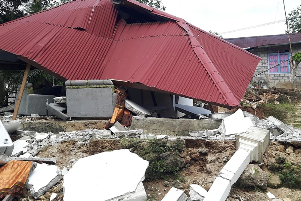 Nhà cửa bị phá hủy trong trận động đất tại Ambon, Maluku, Indonesia, ngày 27/9/2019. (Ảnh: AFP/TTXVN)