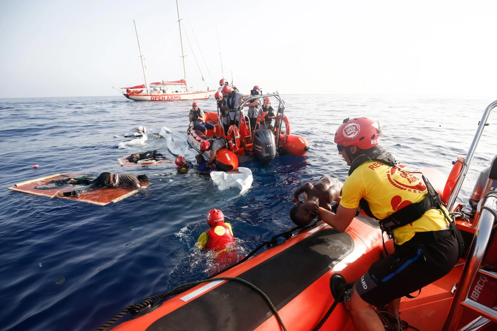 Lực lượng cứu hộ nỗ lực cứu người di cư ngoài khơi bờ biển Libya trên Địa Trung Hải tháng 7/2018. (Ảnh: AFP/TTXVN)