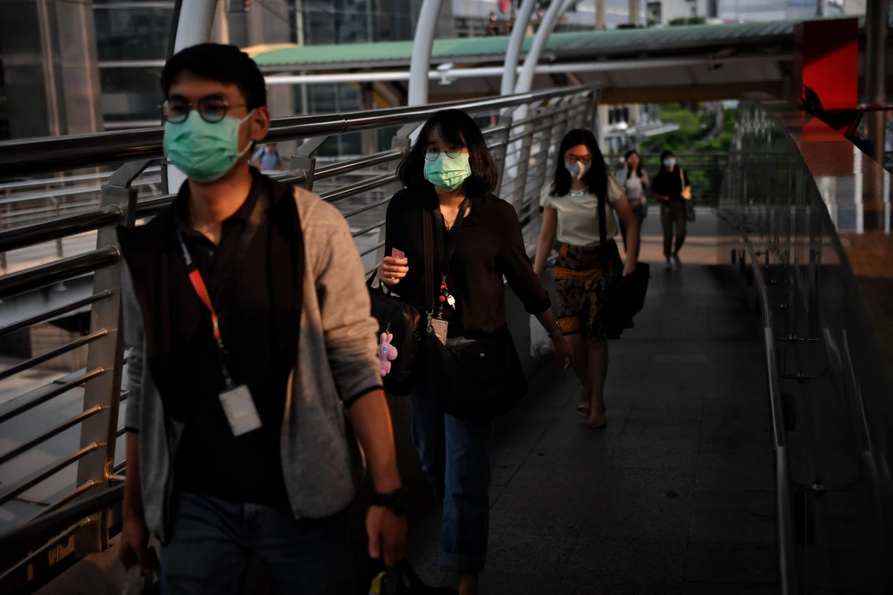 Người dân đeo khẩu trang tránh bụi trên một đường phố ở Bangkok, Thái Lan, ngày 30/9/2019. (Ảnh: AFP/TTXVN)