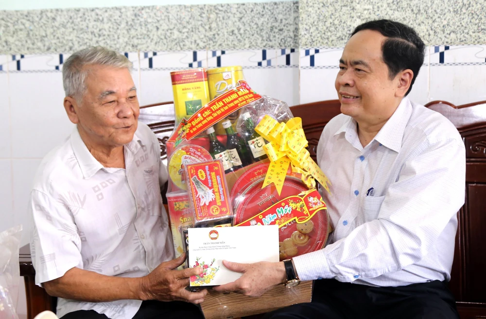 Chủ tịch Trung ương MTTQ Việt Nam Trần Thanh Mẫn tặng quà cho hộ gia đình chính sách Nguyễn Văn Nô. (Ảnh: Trung Hiếu/TTXVN)