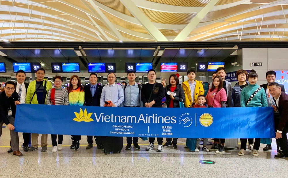 Những hành khách đầu tiên trên chuyến bay VN529 Thượng Hải-Đà Nẵng tối 19/1/2020. (Ảnh: Tiến Trung/Vietnam+)