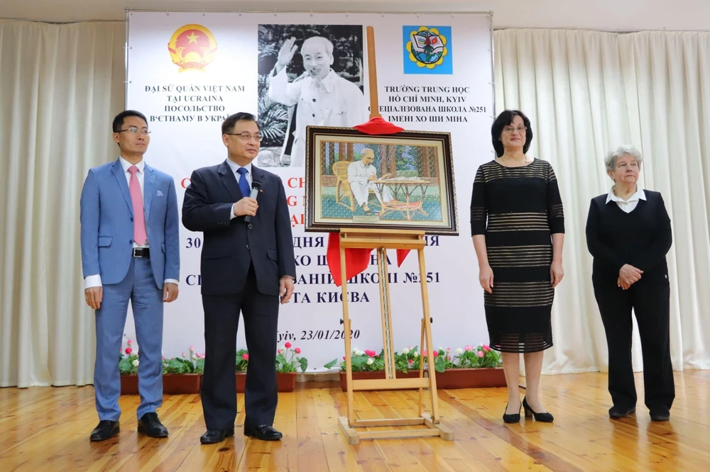 Đại sứ Việt Nam tại Ukraina Nguyễn Anh Tuấn tặng ảnh Bác Hồ cho nhà trường. (Ảnh:Bùi Duy Trinh/TTXVN)