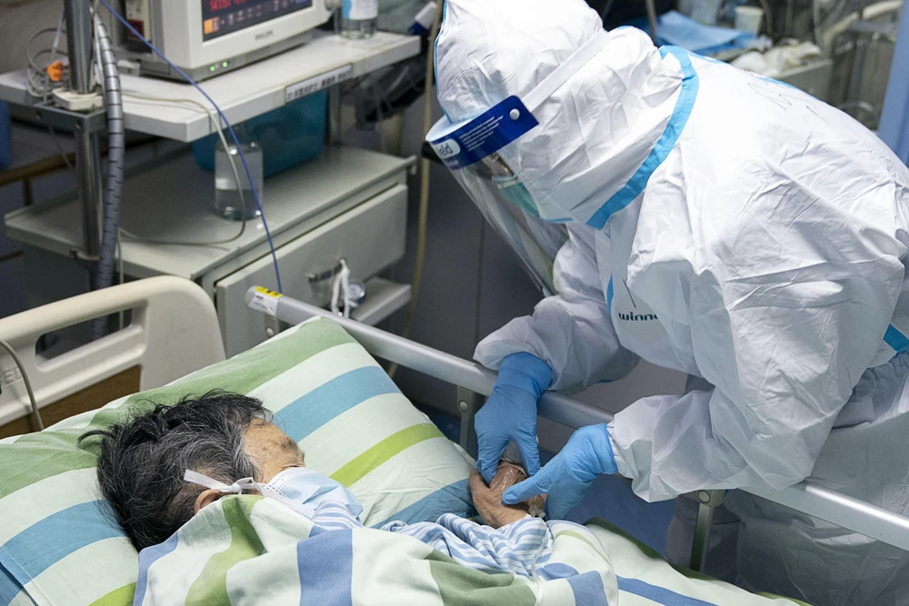 Chăm sóc bệnh nhân bệnh viêm phổi do nhiễm virus corona tại bệnh viện ở Vũ Hán, Trung Quốc, ngày 24/1. (Ảnh: THX/TTXVN)