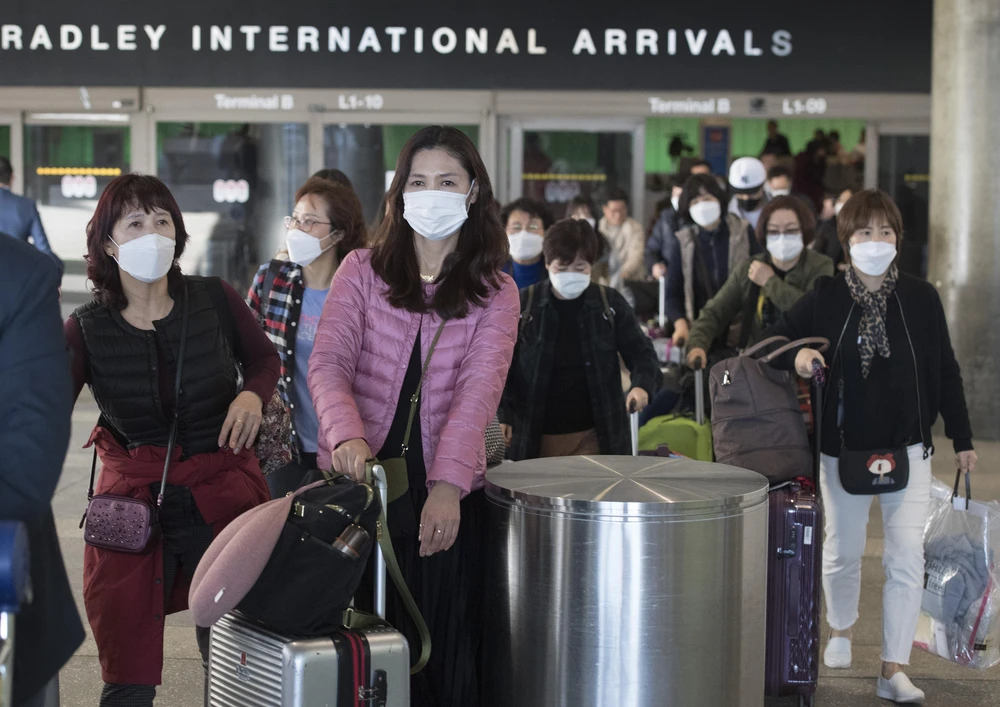 Hành khách đeo khẩu trang phòng lây nhiễm virus corona tại sân bay quốc tế Los Angeles ở California, Mỹ, ngày 29/1/2020. (Ảnh: AFP/TTXVN)