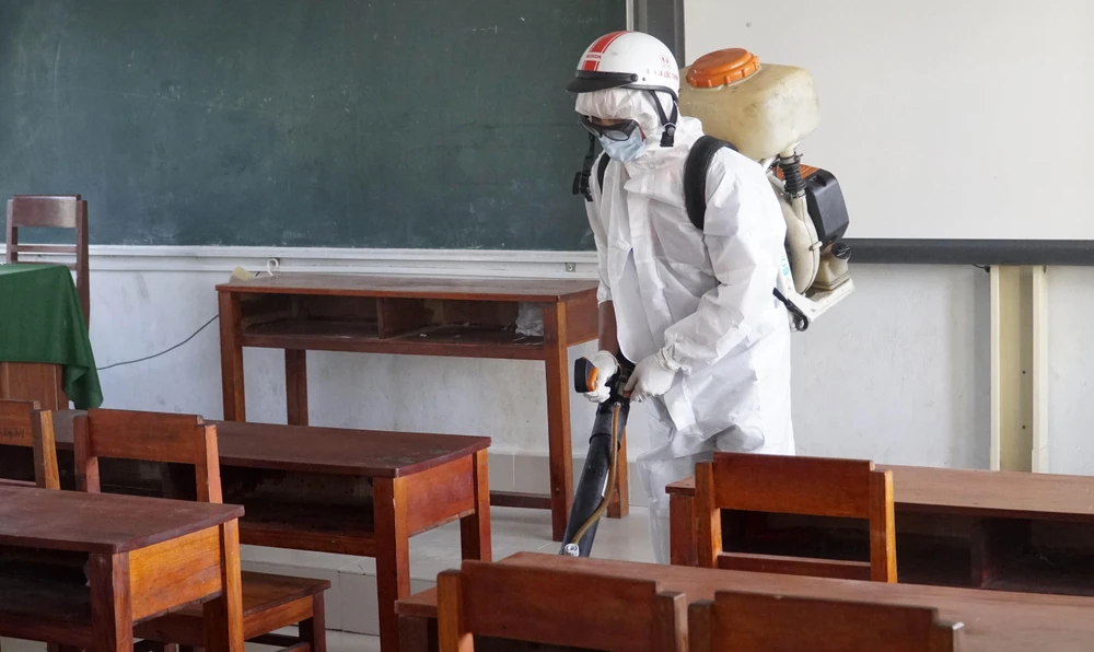 Phun thuốc diệt khuẩn ở một trường học trên địa bàn huyện Phong Điền, Thừa Thiên-Huế. (Ảnh: Hồ Cầu/TTXVN)
