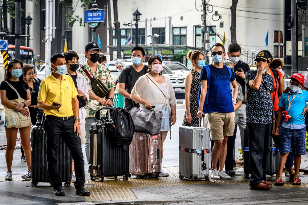 Người dân đeo khẩu trang phòng lây nhiễm virus corona tại Bangkok, Thái Lan, ngày 3/2/2020. (Ảnh: AFP/TTXVN)