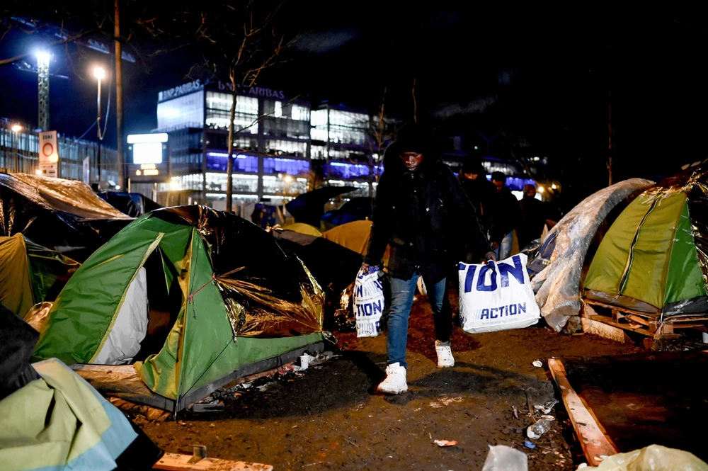 Người di cư sơ tán khỏi khu lều tạm ở Paris, Pháp, ngày 28/1/2020. (Ảnh: AFP/ TTXVN)