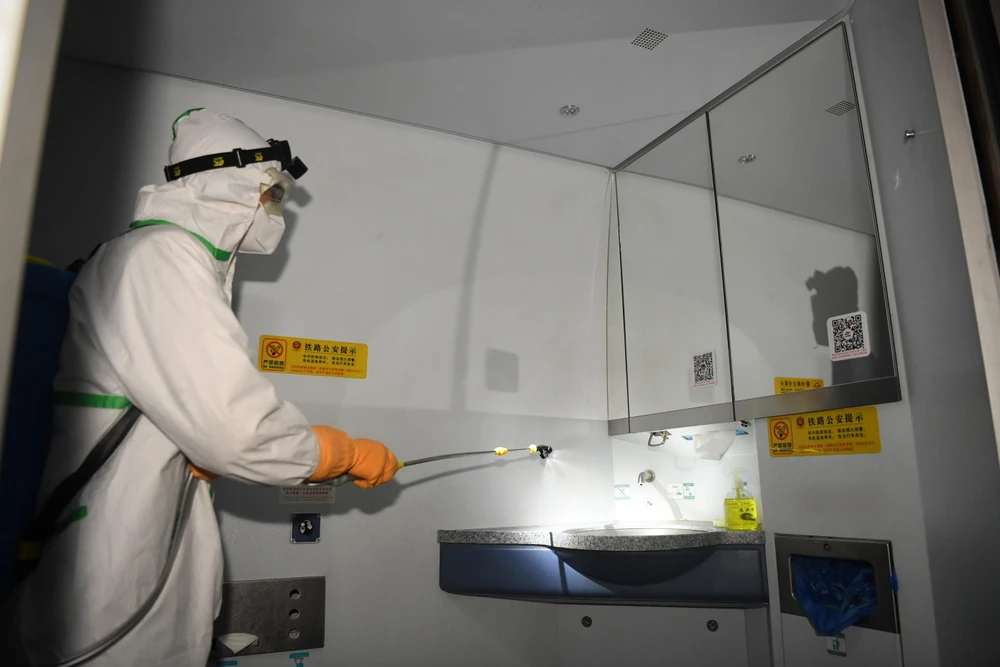 Lực lượng chức năng tiến hành khử trùng các thiết bị trên một tàu cao tốc ở thành phố Trùng Khánh nhằm phòng chống virus corona. (Ảnh: THX/TTXVN)