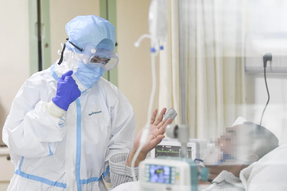 Nhân viên y tế điều trị cho bệnh nhân nhiễm virus corona chủng mới tại bệnh viện ở Trùng Khánh, Trung Quốc, ngày 2/2/2020. (Ảnh: THX/TTXVN)