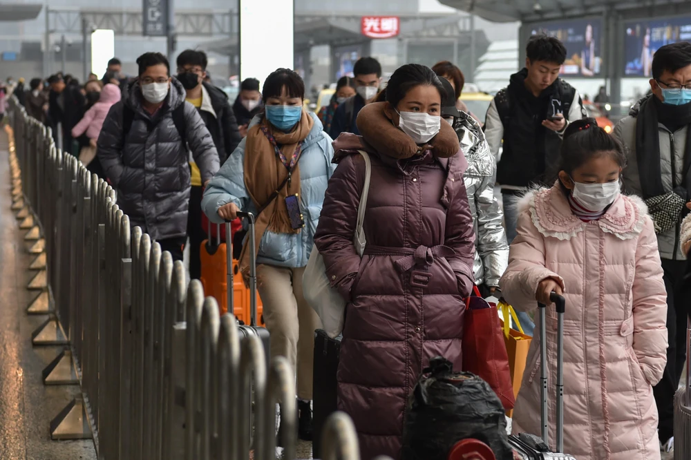Người dân tới nhà ga tàu hỏa Hongqioa để về nhà ở thành phố Thượng Hải ăn Tết, ngày 23/1/2020. (Ảnh: AFP/TTXVN)