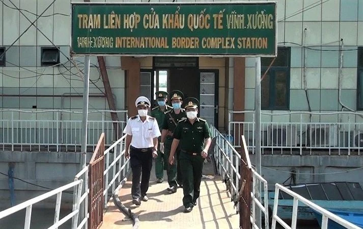 Lực lượng Biên phòng và Kiểm dịch y tế ra quân phối hợp kiểm tra phòng chống dịch bệnh nCoV tại Cửa khẩu Quốc tế Vĩnh Xương, thị xã Tân Châu, An Giang. (Ảnh: Thanh Sang/TTXVN)