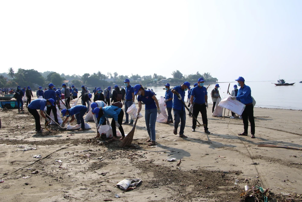 Các đoàn viên thanh niên dọn rác thải nhựa tại bãi biển thôn An Vĩnh, Quảng Ngãi. (Ảnh: Đinh Hương/TTXVN)