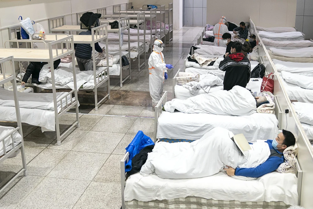 Bệnh nhân nhiễm virus 2019-nCoV được điều trị tại một bệnh viện dã chiến ở Vũ Hán, Trung Quốc ngày 5/2/2020. (Ảnh: THX/TTXVN)