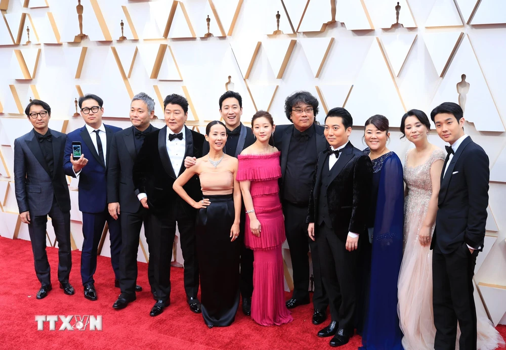 Đoàn làm phim "Parasite" trên thảm đỏ Lễ trao giải Oscar lần thứ 92 tại nhà hát Dolby, Los Angeles, Mỹ, ngày 9/2/2020. (Ảnh: THX/TTXVN)